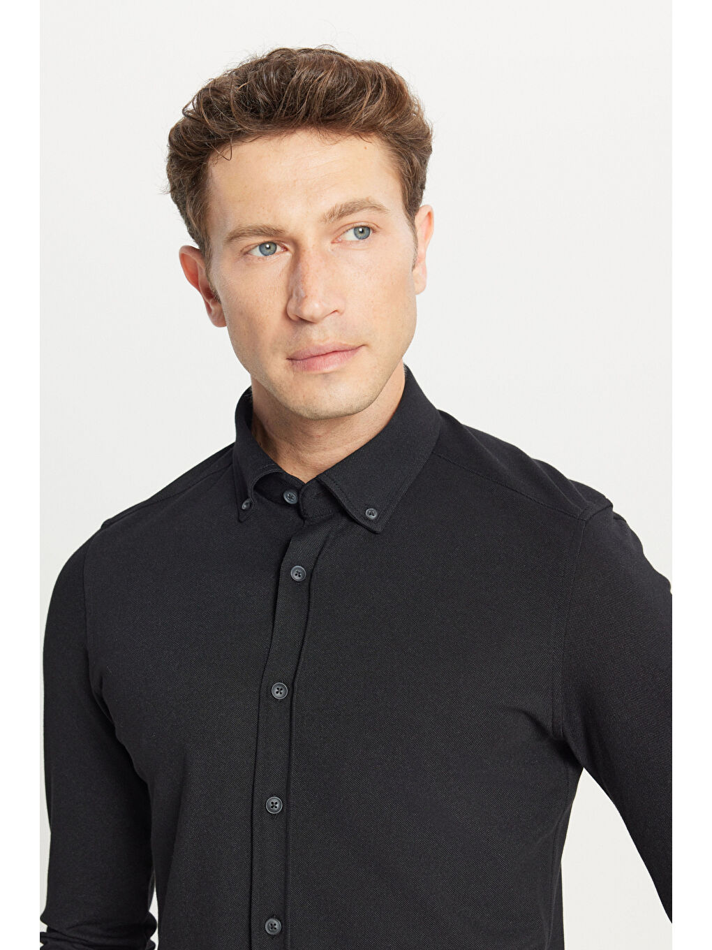 Erkek Siyah Pamuklu Slim Fit Dar Kesim Düğmeli Yaka Örme Gömlek-3