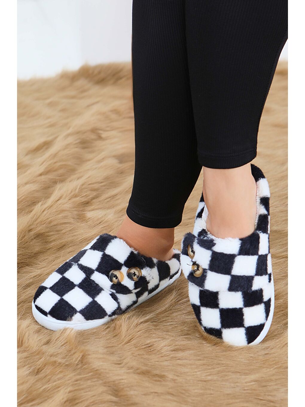 Kadın Siyah Ekoseli Düğmeli Ev Terliği - 27780-SIYAH-2