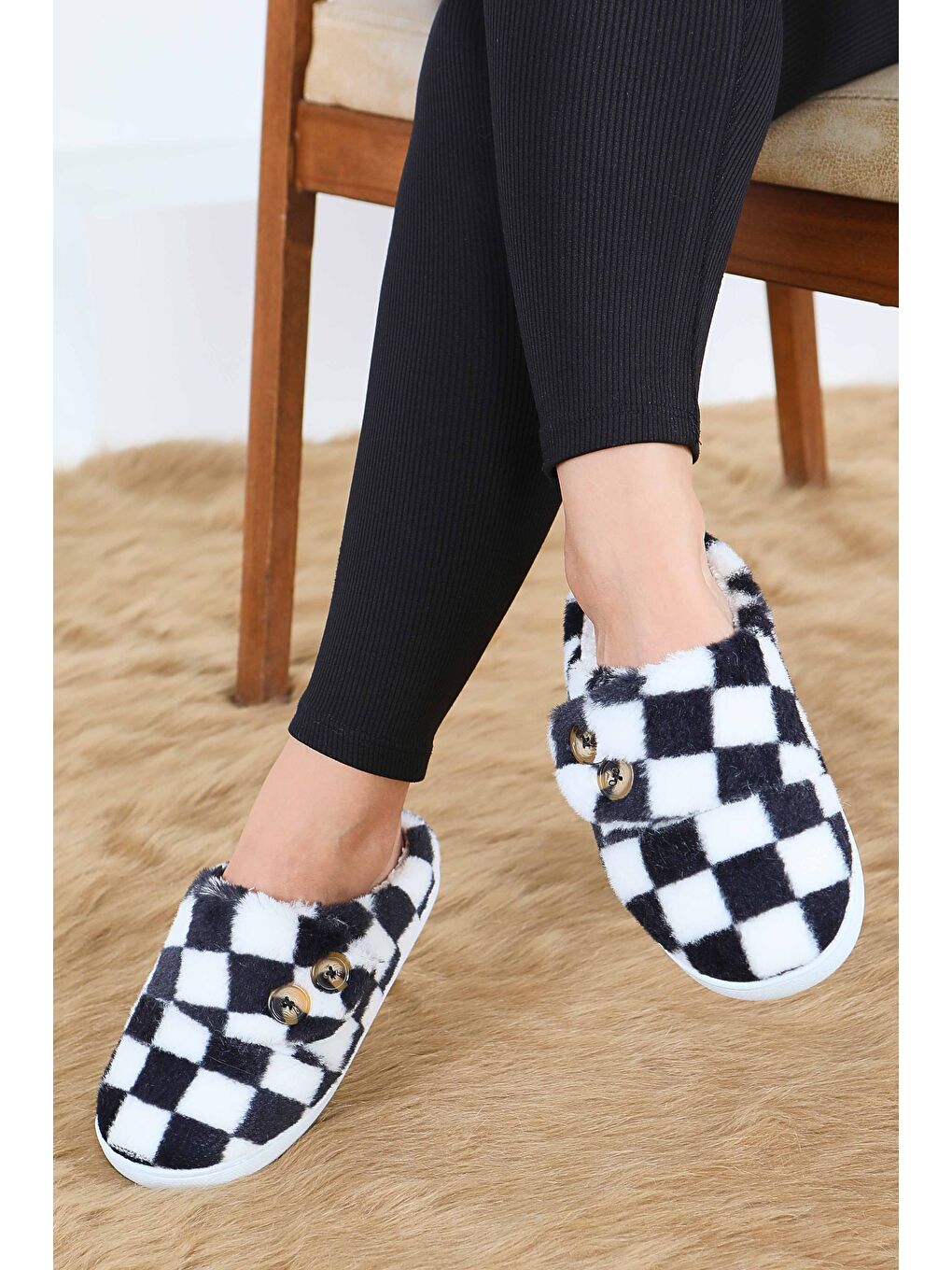 Kadın Siyah Ekoseli Düğmeli Ev Terliği - 27780-SIYAH-3