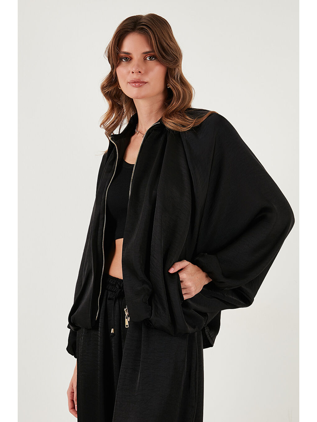Siyah Oversize Klasik Yaka Yarasa Kol Fermuarlı Saten Ceket 6839584