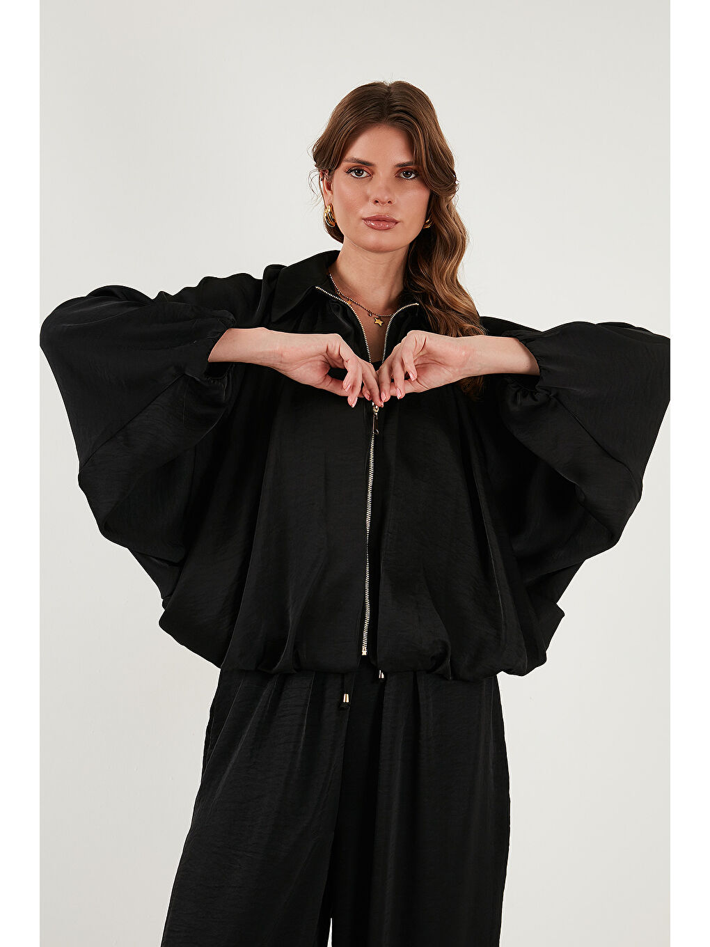 Siyah Oversize Klasik Yaka Yarasa Kol Fermuarlı Saten Ceket 6839584-2