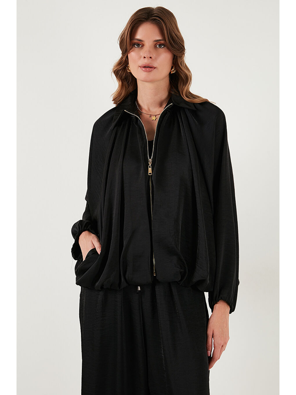 Siyah Oversize Klasik Yaka Yarasa Kol Fermuarlı Saten Ceket 6839584-5