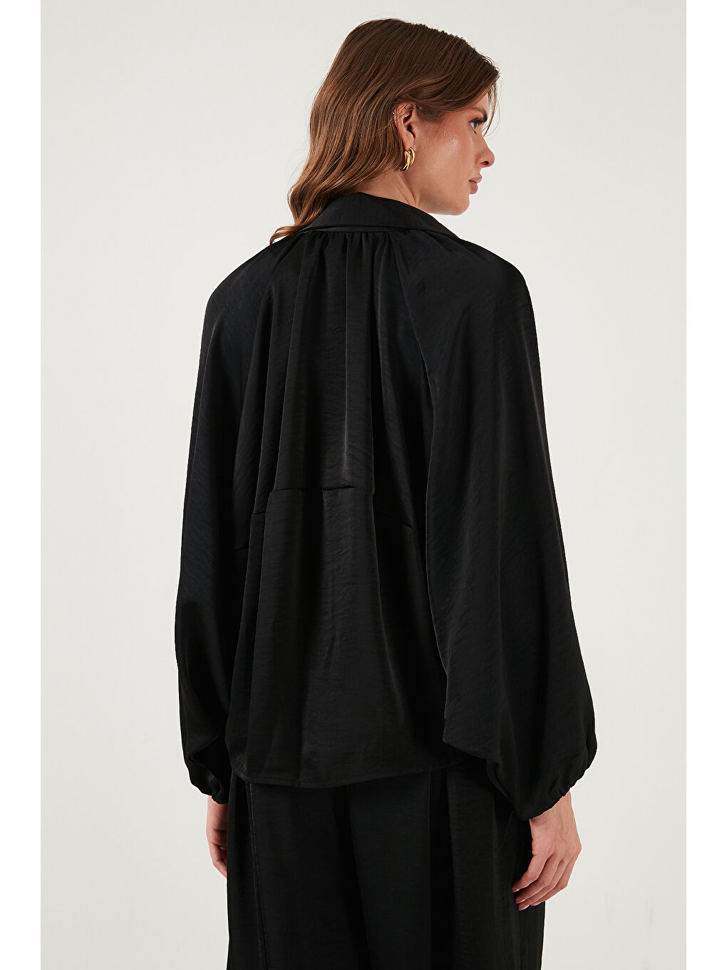 Siyah Oversize Klasik Yaka Yarasa Kol Fermuarlı Saten Ceket 6839584-6