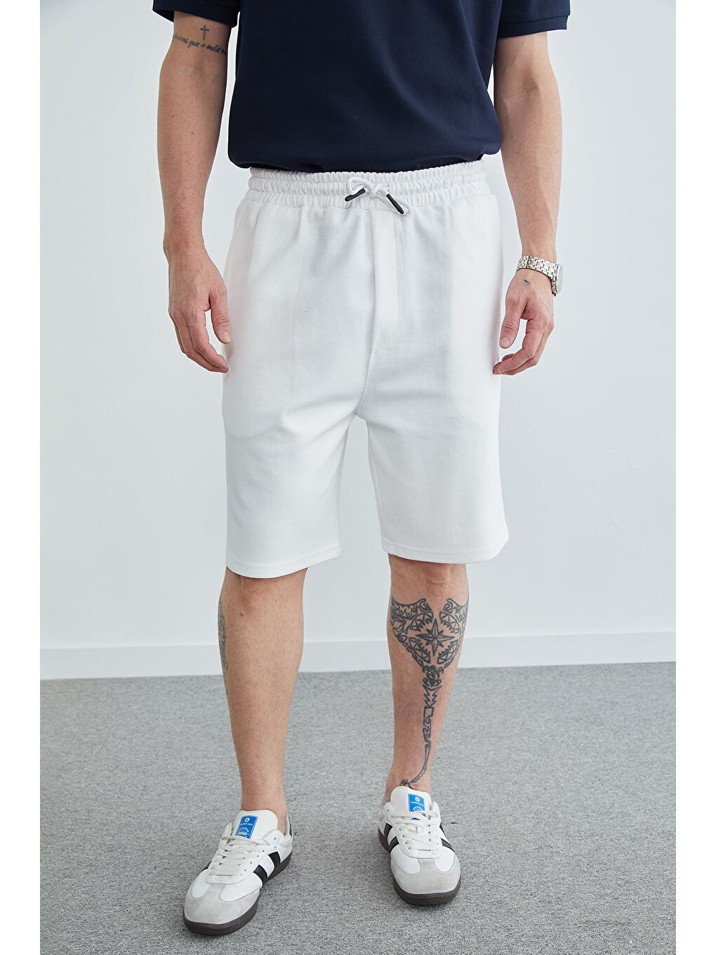 Beyaz Beli Lastikli Bağcıklı Cepli Şort-1