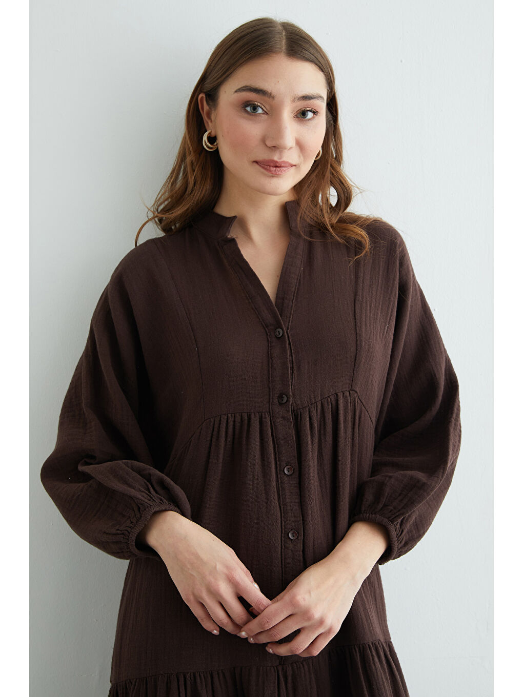 Kahverengi Fullamodest Yarım Düğmeli Hakim Yaka Müslin Elbise-1