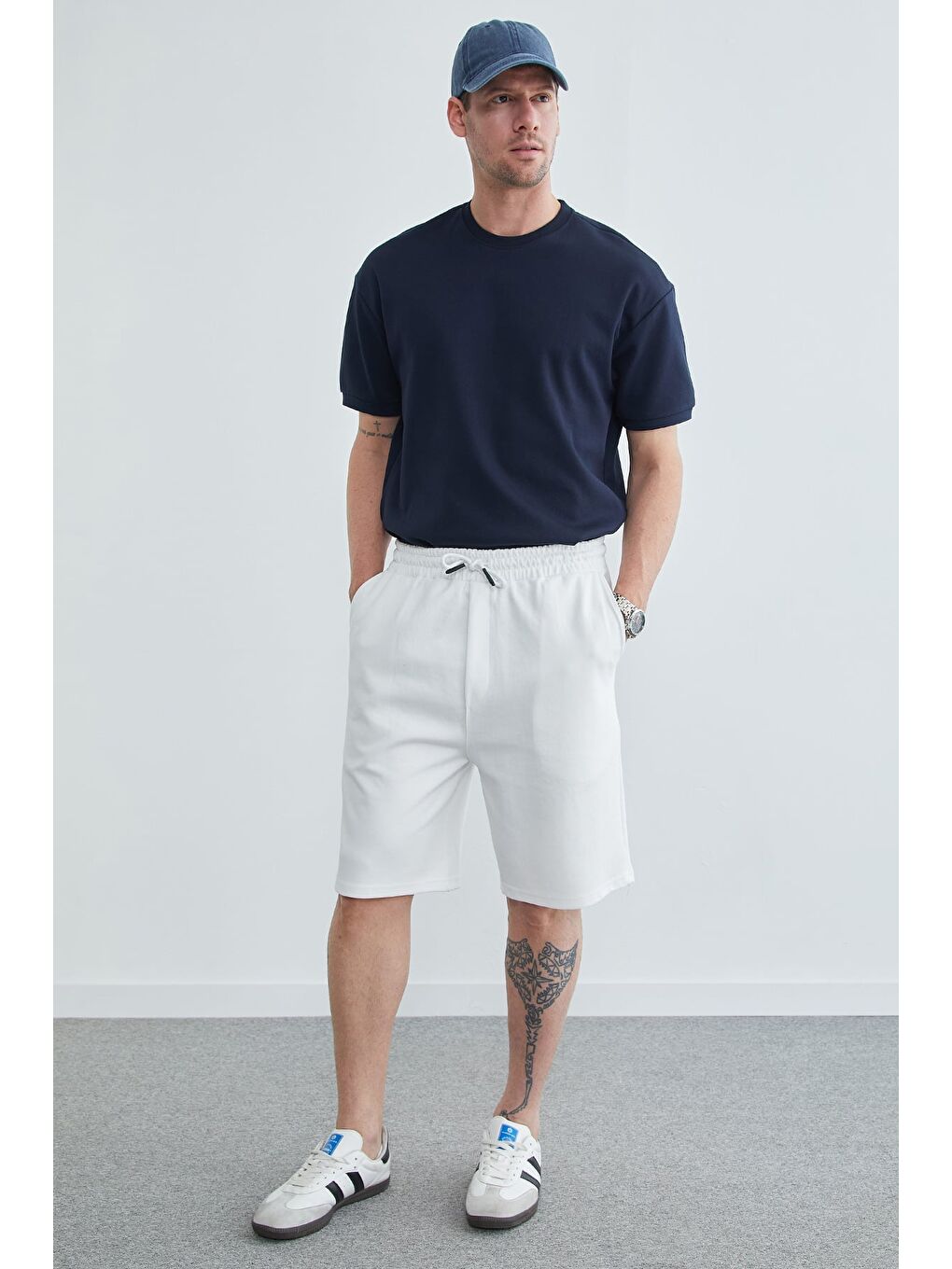 Beyaz Beli Lastikli Bağcıklı Cepli Şort-4