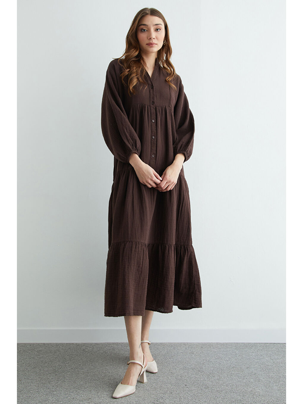 Kahverengi Fullamodest Yarım Düğmeli Hakim Yaka Müslin Elbise-2