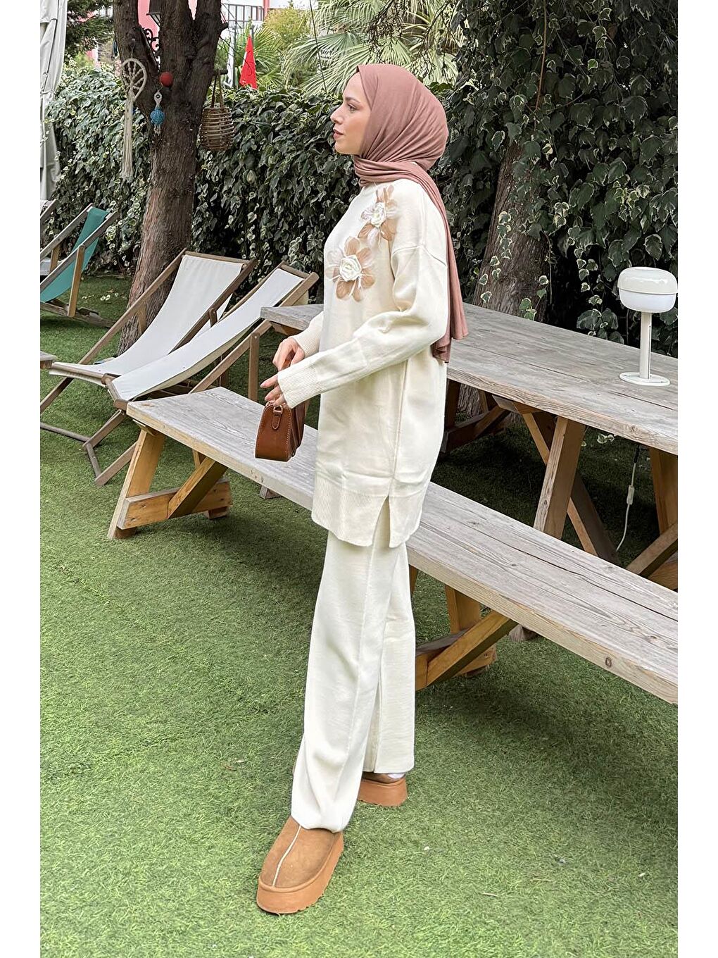 Aksesuarlı Triko Takım Bej-1