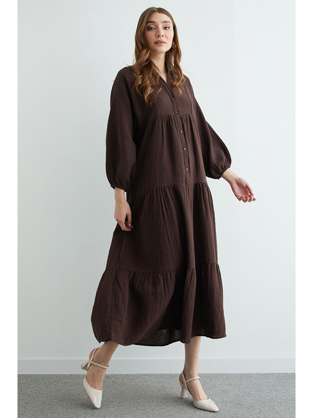 Kahverengi Fullamodest Yarım Düğmeli Hakim Yaka Müslin Elbise-3