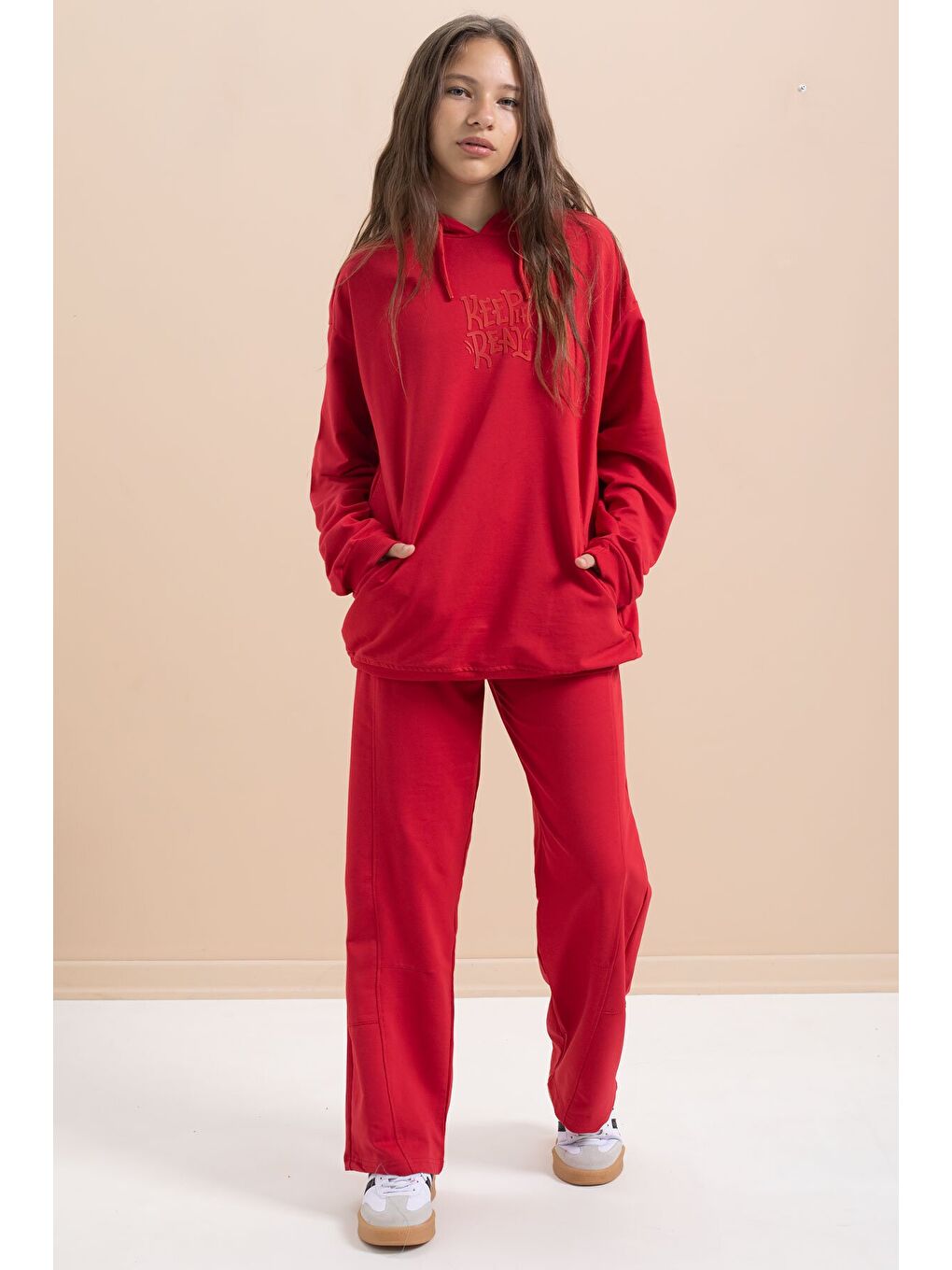 Kırmızı Yazı Baskılı Kapüşonlu Geniş Paça Kız Çocuk Eşofman Takımı 21431