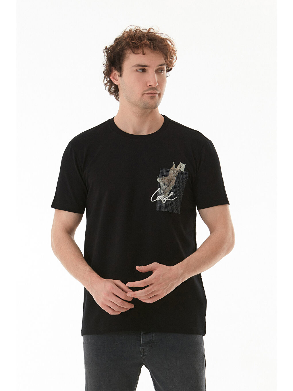 Siyah Yaprak Baskılı Yazı Nakışlı Tişört