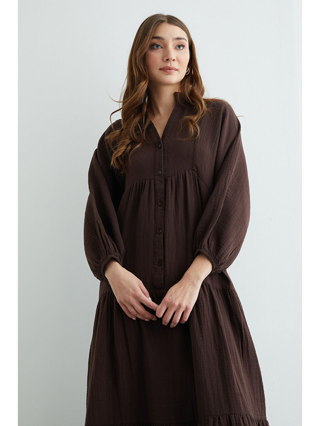Kahverengi Fullamodest Yarım Düğmeli Hakim Yaka Müslin Elbise-4