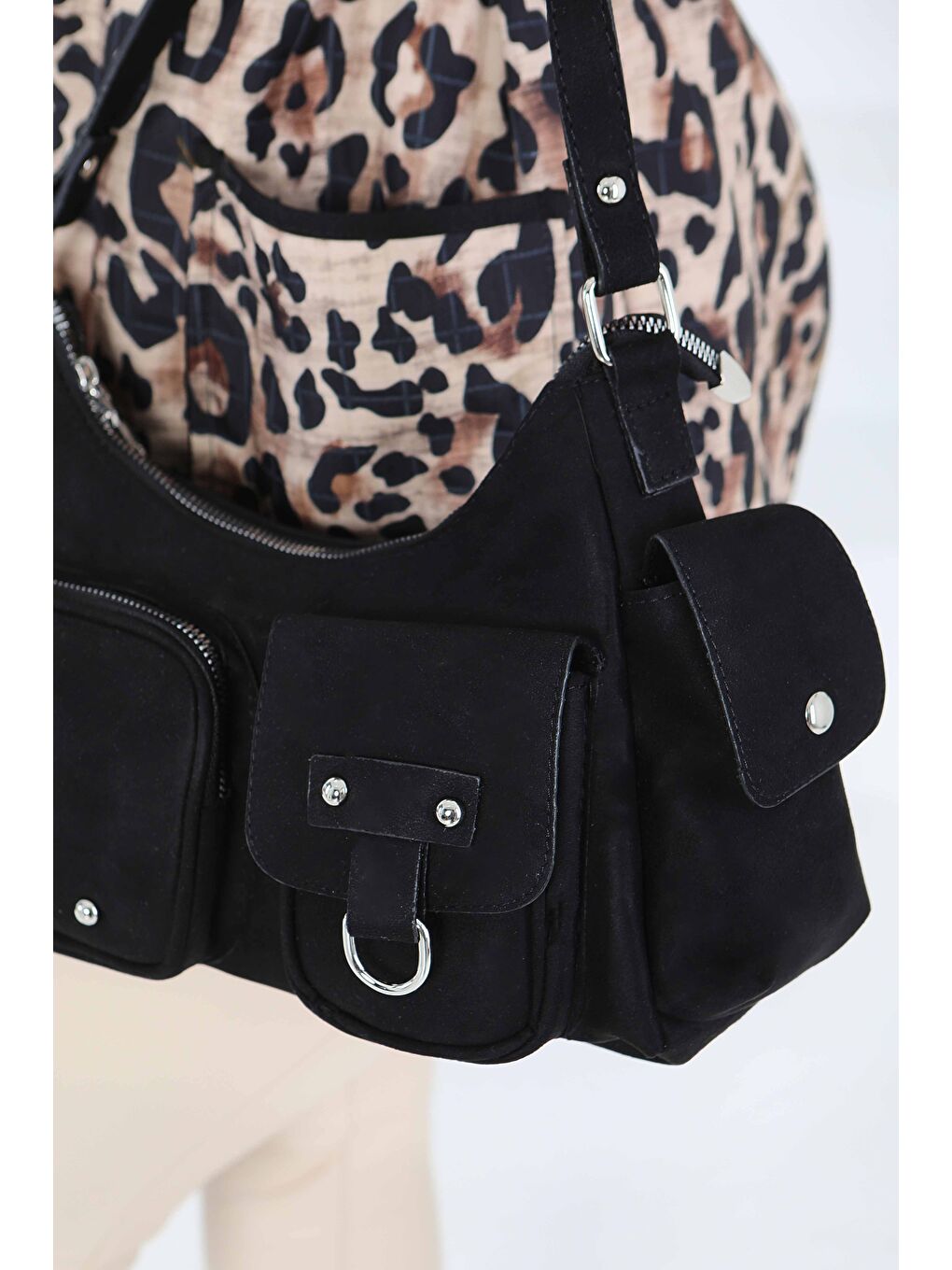 Kadın Siyah Cep Detaylı Süet Kol Çantası - 27846-SIYAH-2