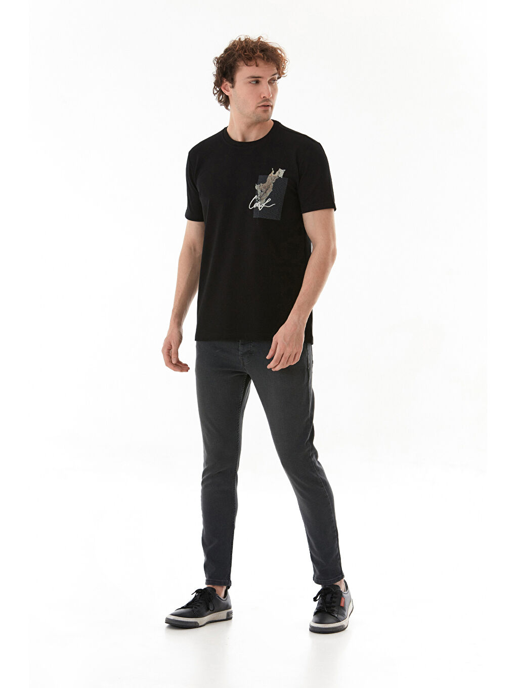 Siyah Yaprak Baskılı Yazı Nakışlı Tişört-2