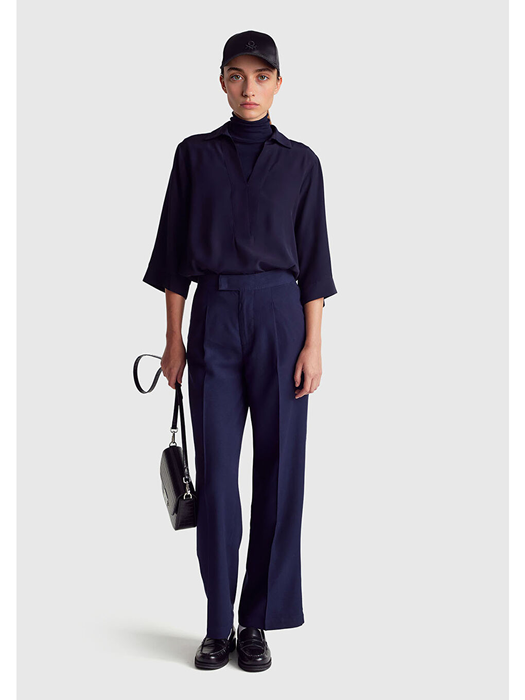 Kadın Lacivert Viskoz Karışımlı Arka Cep Detaylı Geniş Paça Pantolon-4