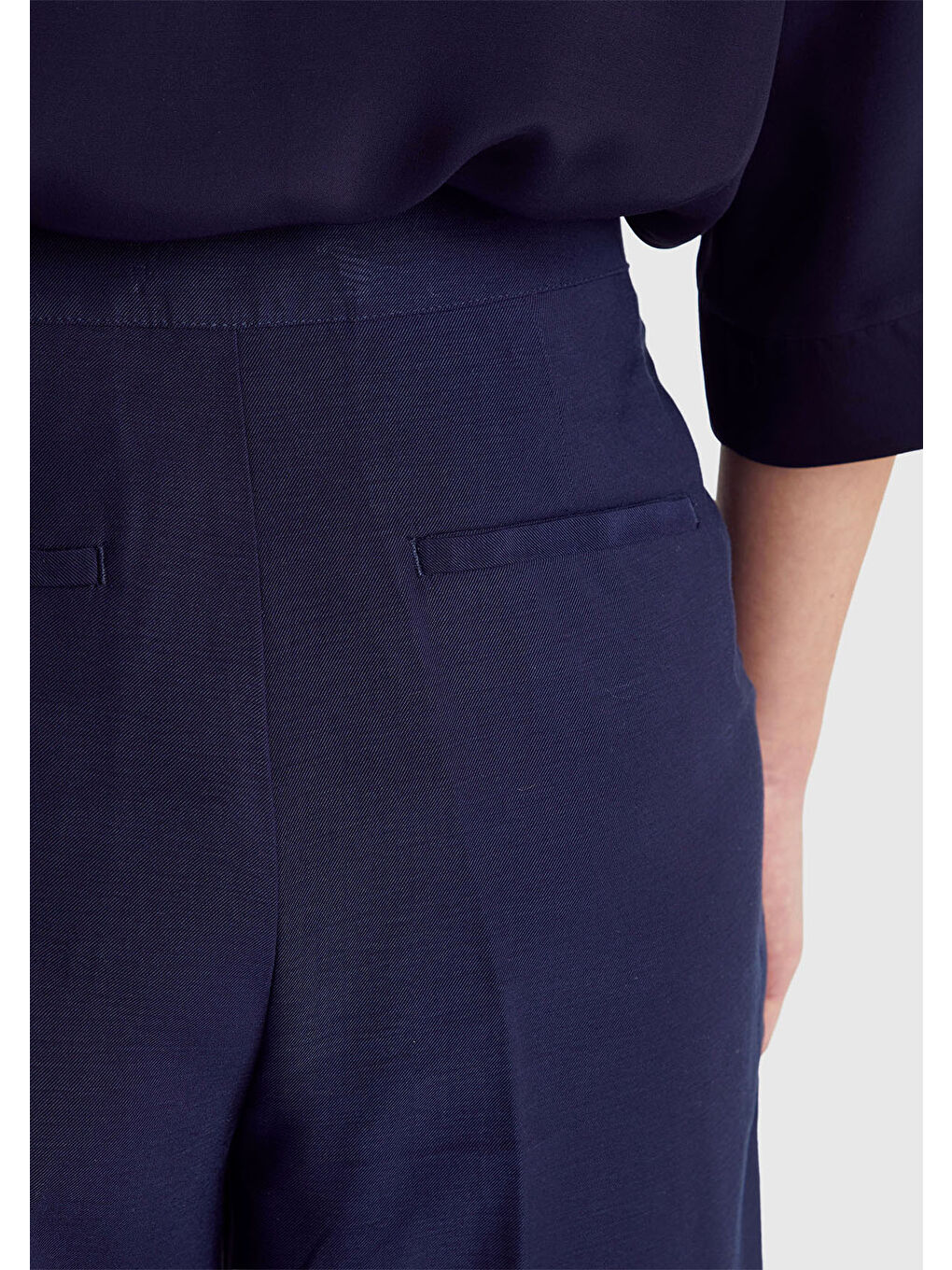 Kadın Lacivert Viskoz Karışımlı Arka Cep Detaylı Geniş Paça Pantolon-5