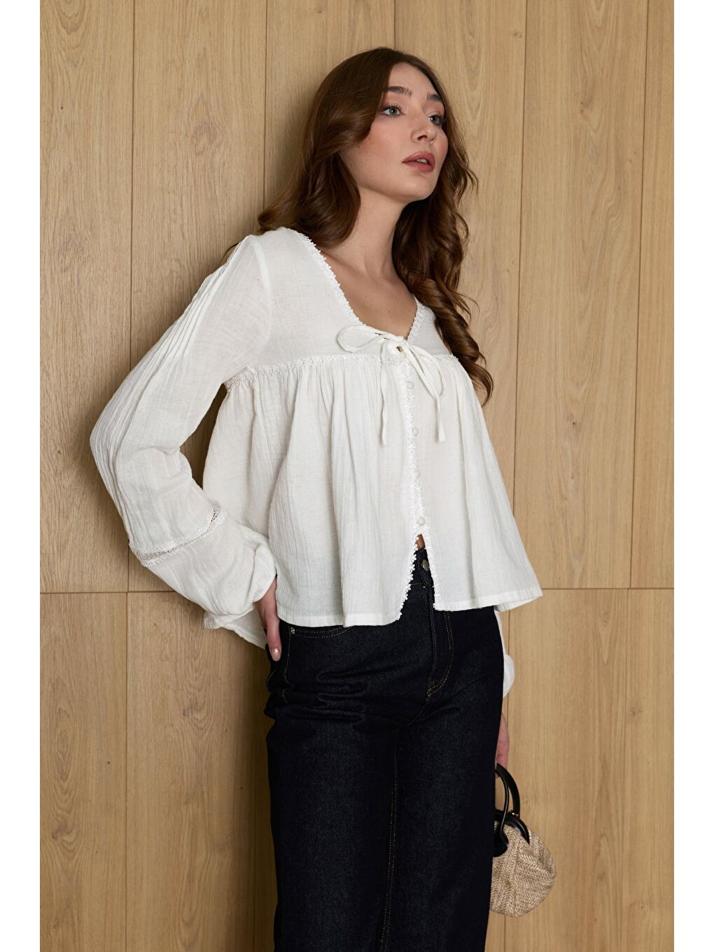 Beyaz Dantelli Düğmeli Müslin Gömlek-1