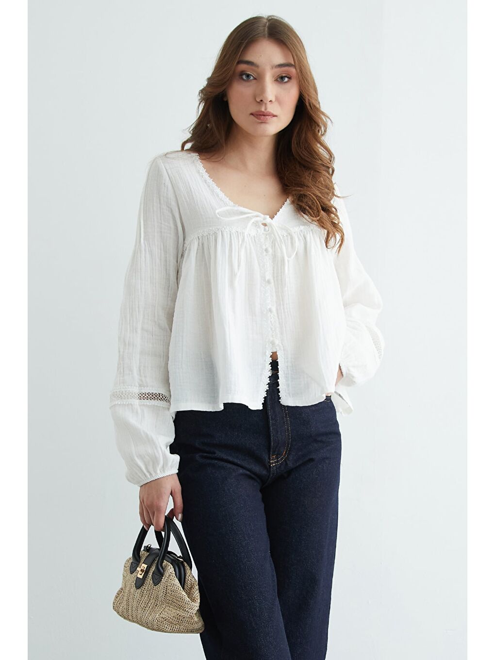 Beyaz Dantelli Düğmeli Müslin Gömlek-2