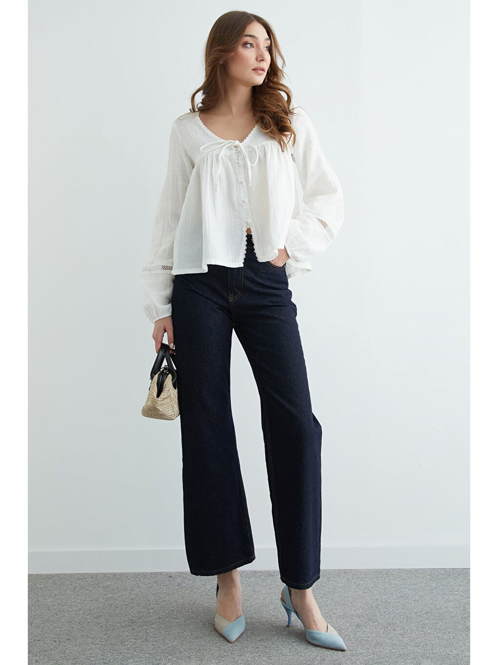 Beyaz Dantelli Düğmeli Müslin Gömlek-3