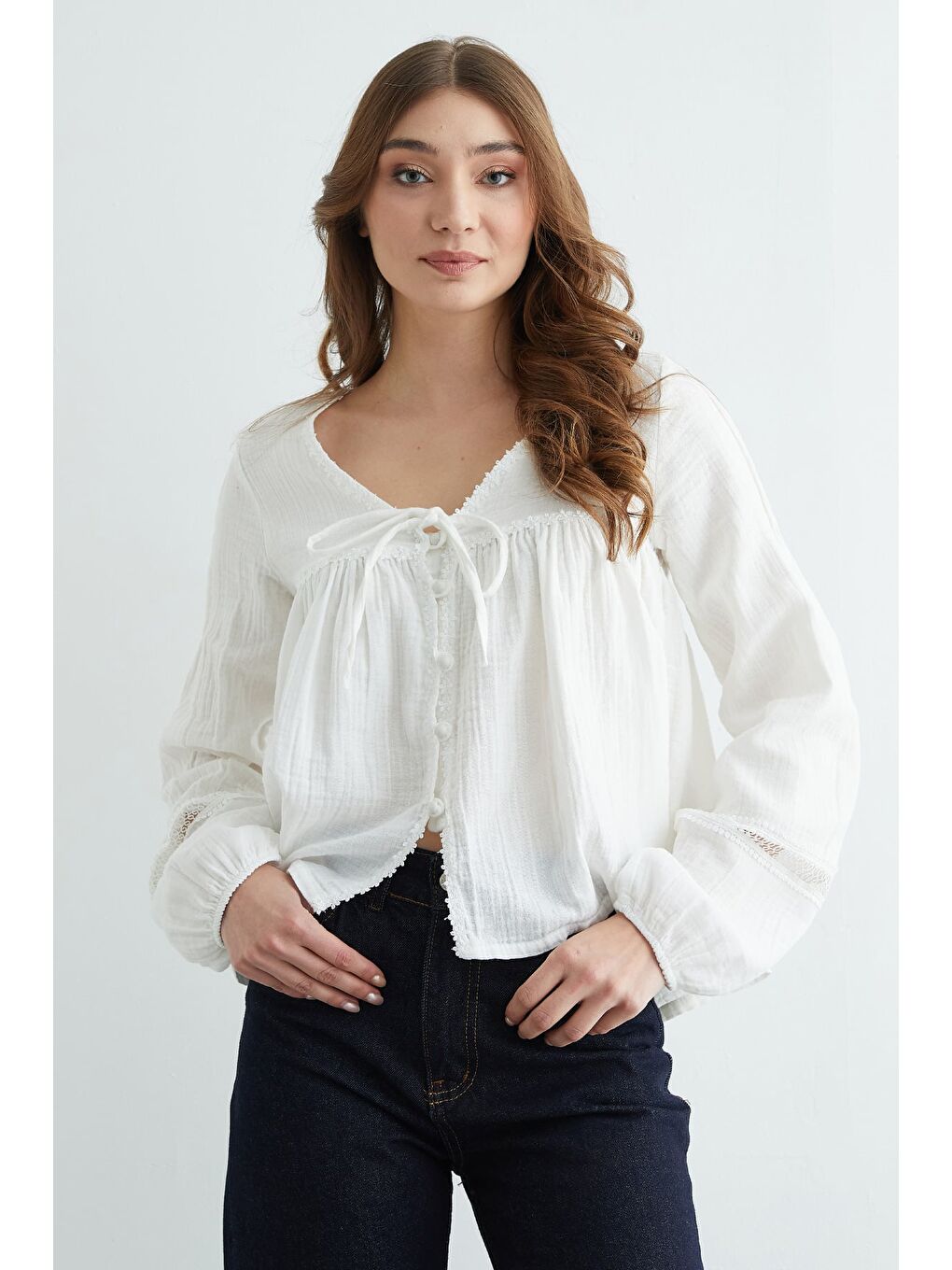 Beyaz Dantelli Düğmeli Müslin Gömlek-4