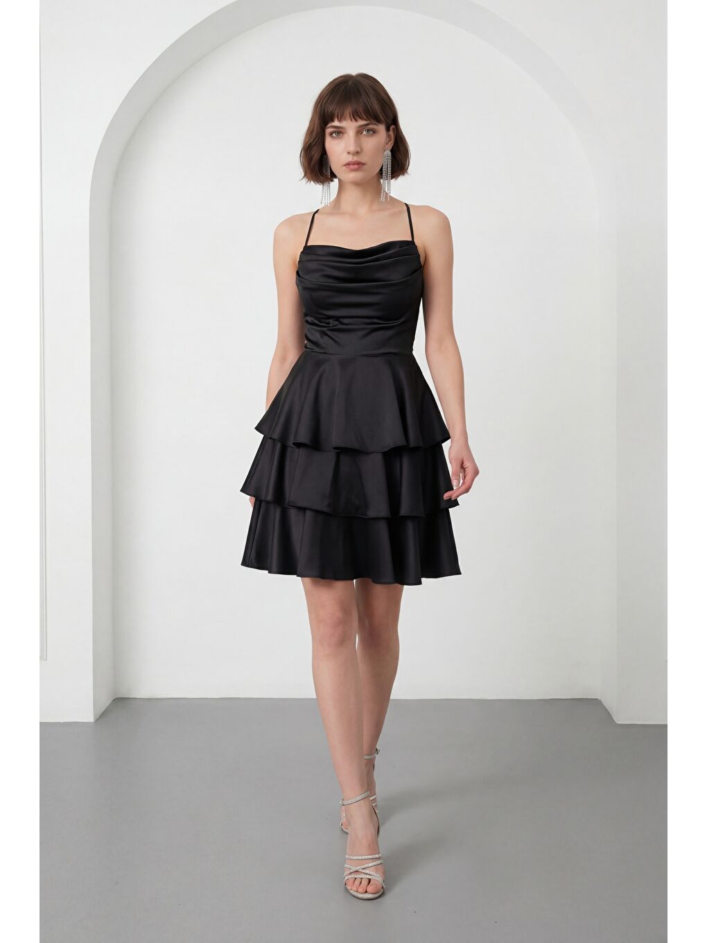 Kadın Siyah İnce Askılı Degaje Yaka Mini Saten Mezuniyet Abiye Elbise