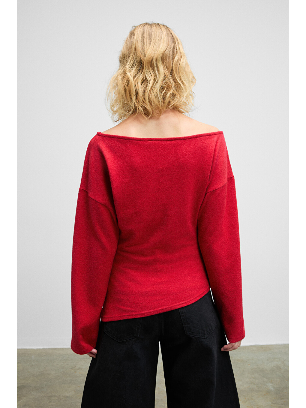 Nıveas Kadın Yumuşak Ve Esnek Kumaşlı Kayık Yakalı Yanı Büzgülü Kırmızı Sweatshirt-4