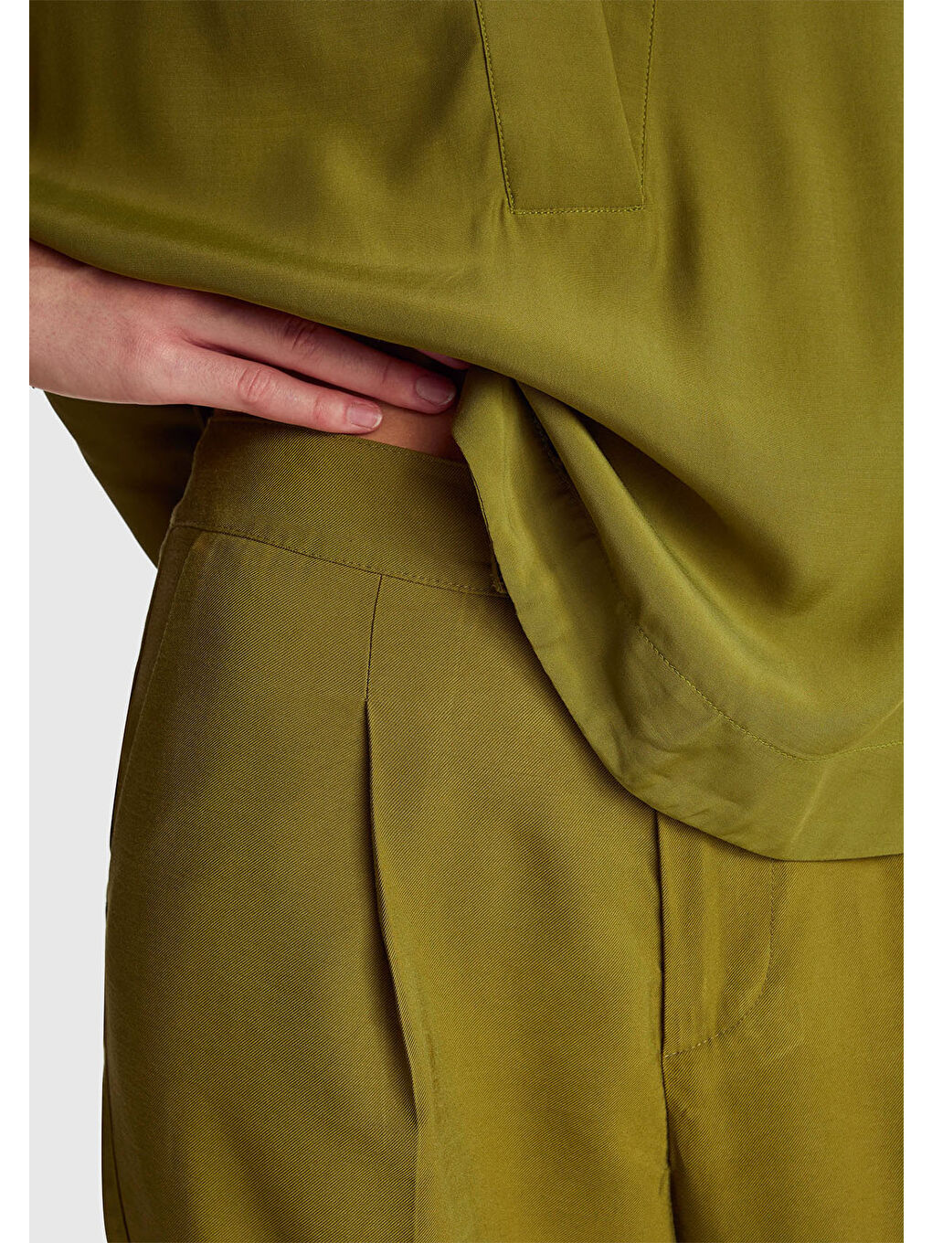 Kadın Haki Yeşili Viskoz Karışımlı Arka Cep Detaylı Geniş Paça Pantolon-5