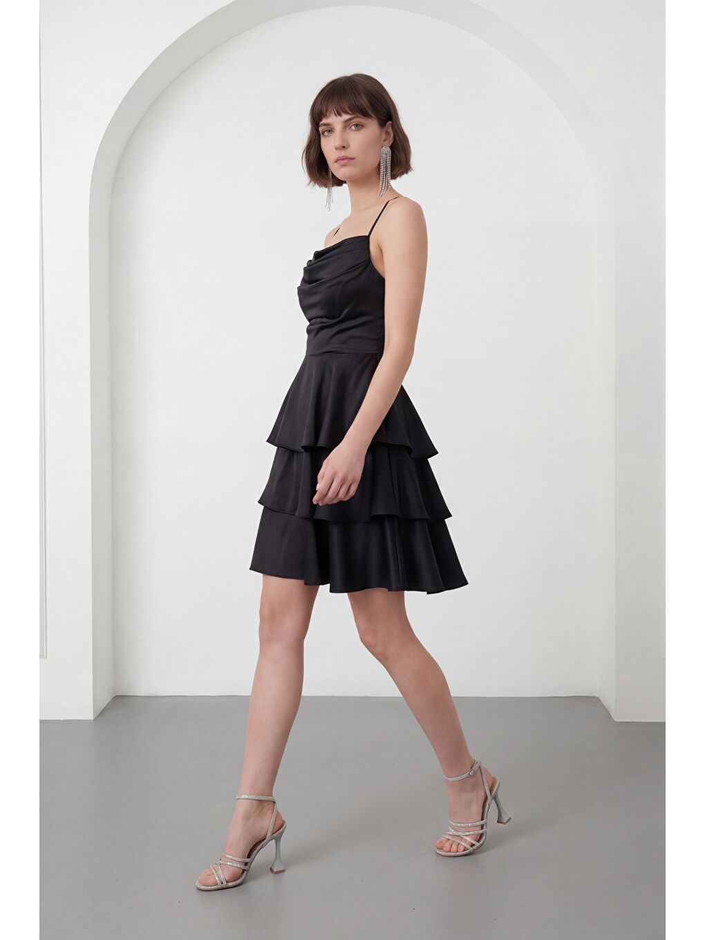 Kadın Siyah İnce Askılı Degaje Yaka Mini Saten Mezuniyet Abiye Elbise-1