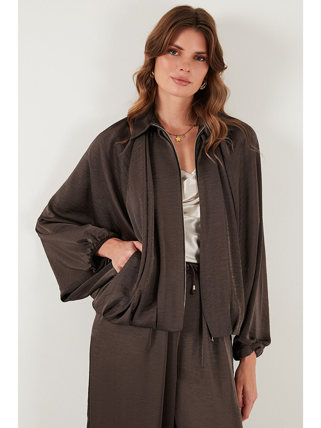Kahverengi Oversize Klasik Yaka Yarasa Kol Fermuarlı Saten Ceket 6839584