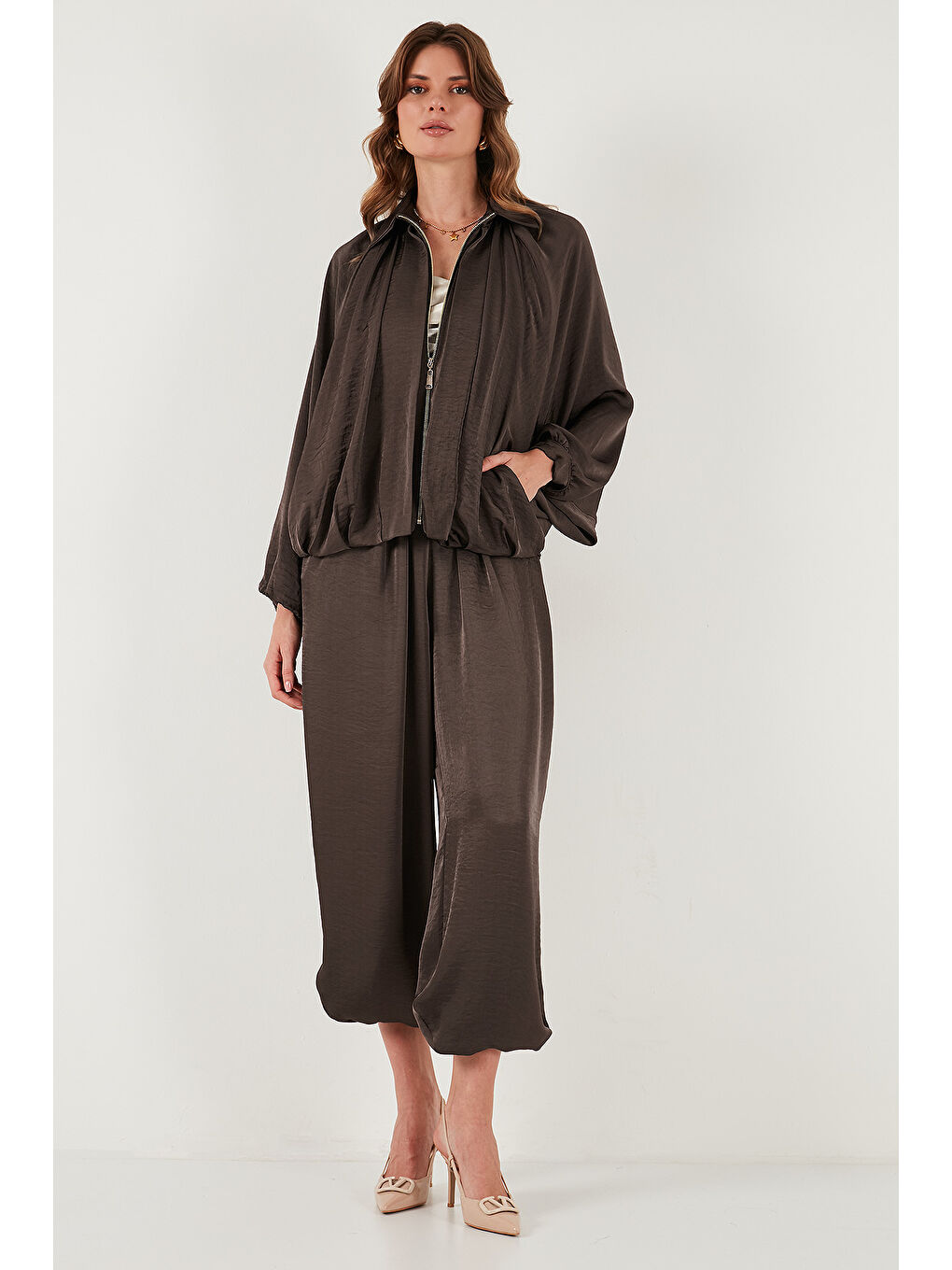Kahverengi Oversize Klasik Yaka Yarasa Kol Fermuarlı Saten Ceket 6839584-1