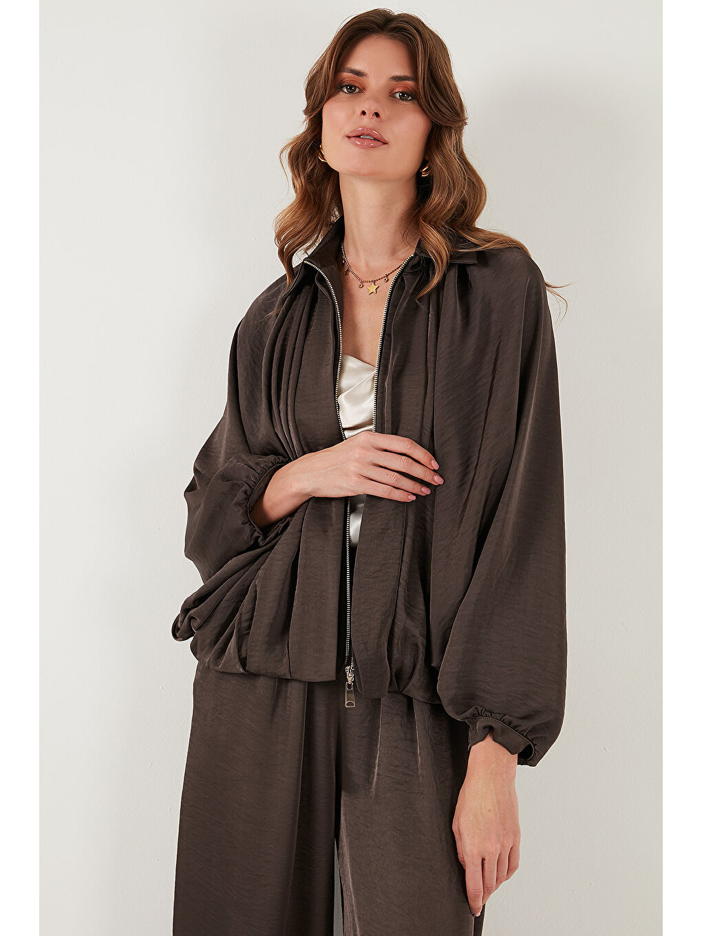 Kahverengi Oversize Klasik Yaka Yarasa Kol Fermuarlı Saten Ceket 6839584-3