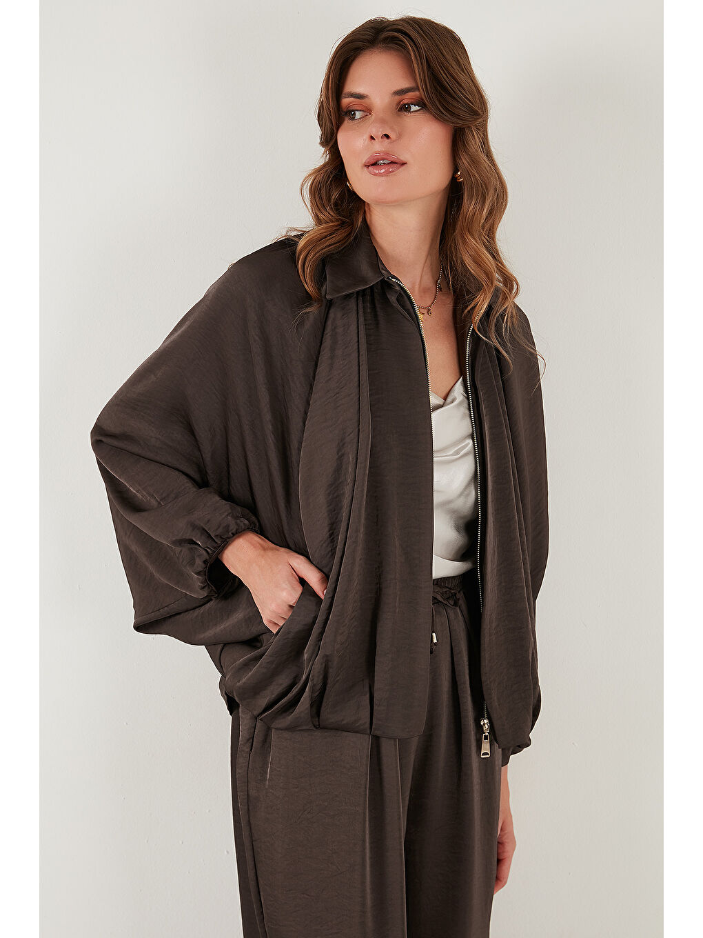 Kahverengi Oversize Klasik Yaka Yarasa Kol Fermuarlı Saten Ceket 6839584-4