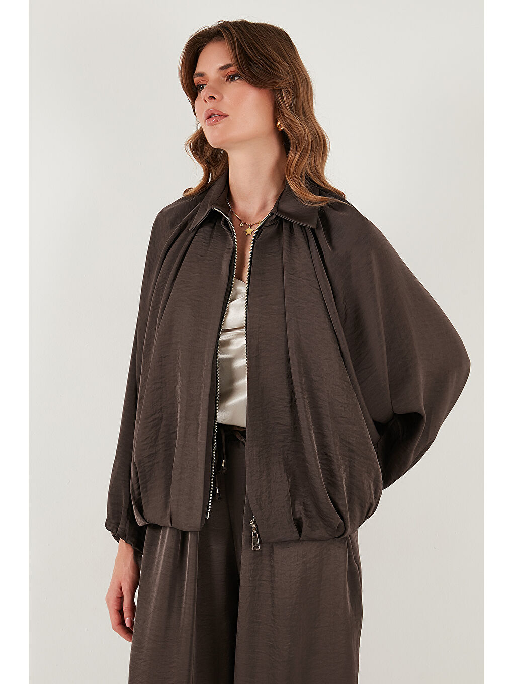 Kahverengi Oversize Klasik Yaka Yarasa Kol Fermuarlı Saten Ceket 6839584-5