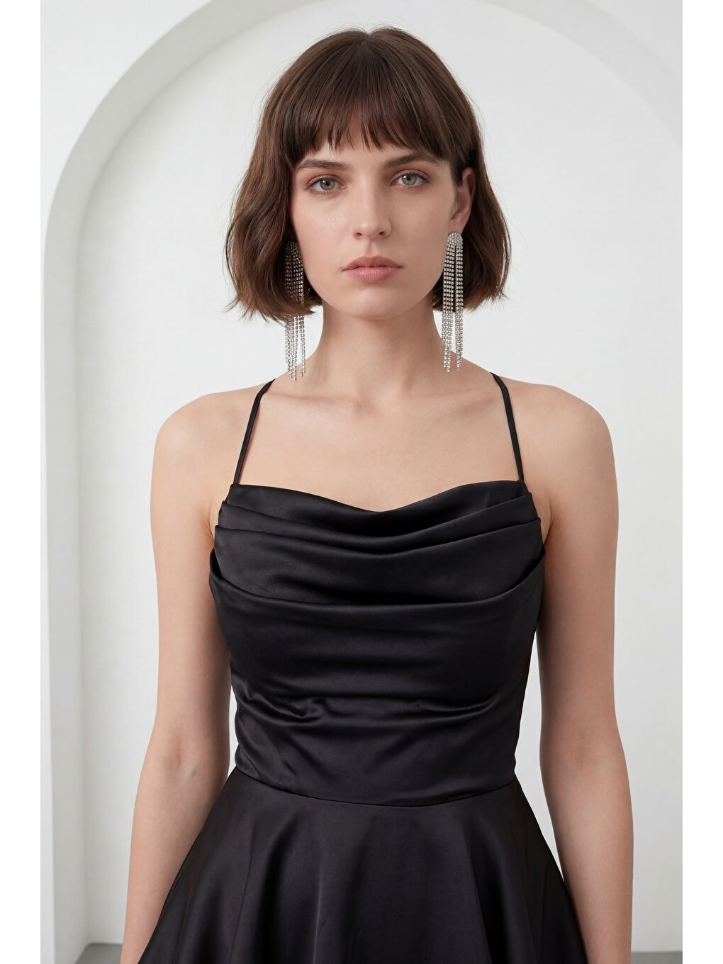 Kadın Siyah İnce Askılı Degaje Yaka Mini Saten Mezuniyet Abiye Elbise-2