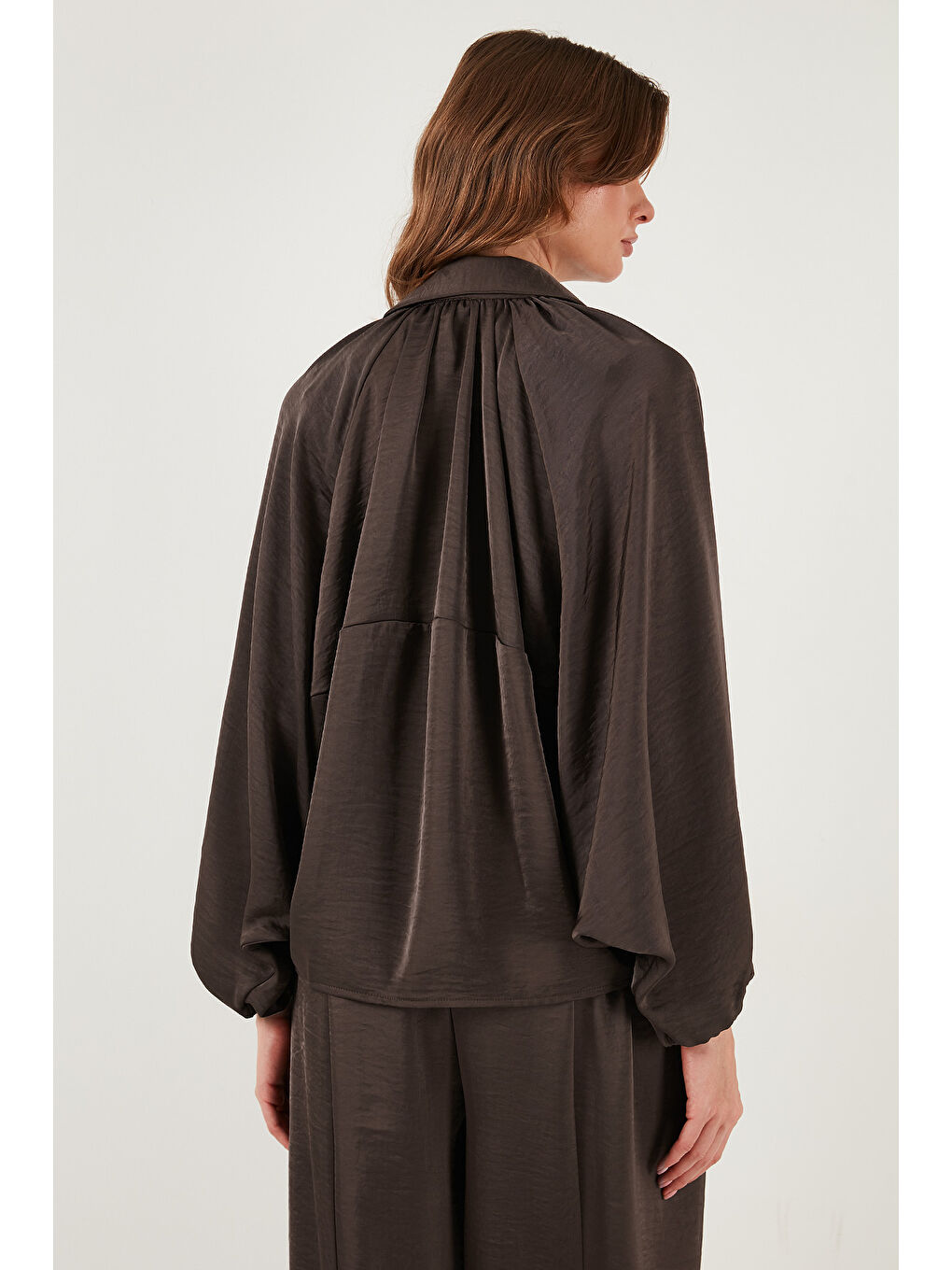 Kahverengi Oversize Klasik Yaka Yarasa Kol Fermuarlı Saten Ceket 6839584-6