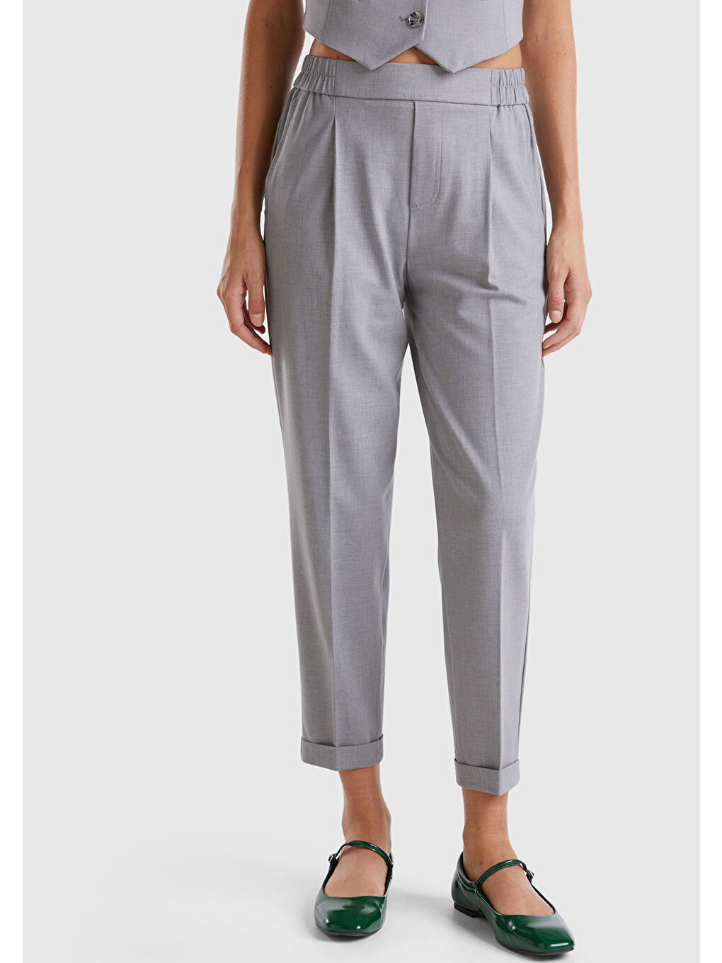 Kadın Gri Viskoz Karışımlı Yanı ve Arkası Büzgülü Kıvrık Paça Pantolon