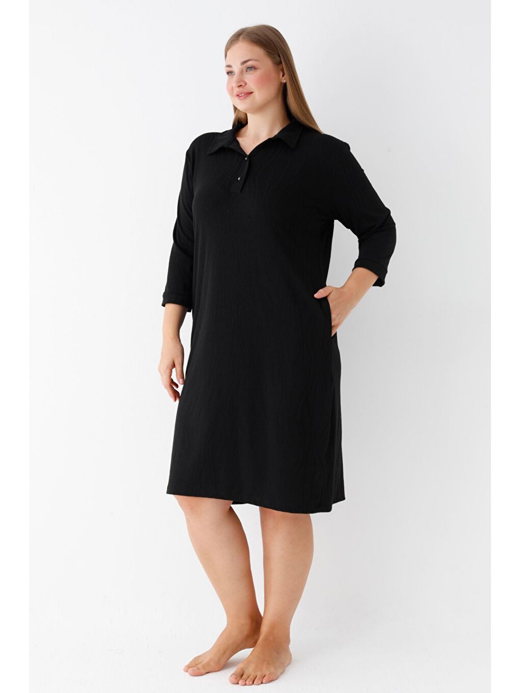 Kadın Siyah Büyük Beden Desenli Cepli Düğmeli Polo Yaka Jakarlı Elbise-1