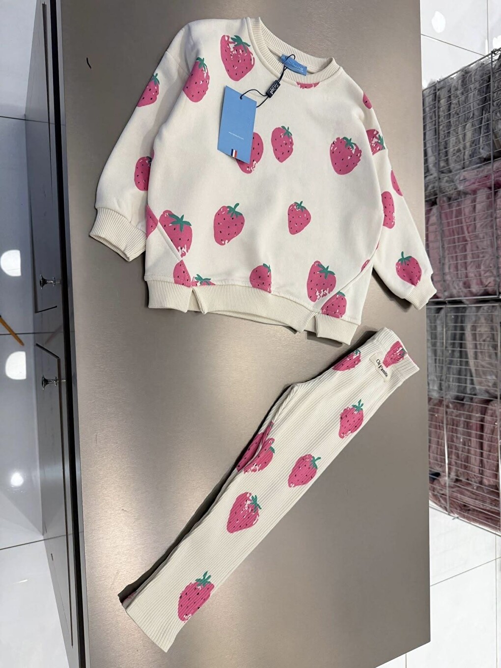 Beyaz Kız Çocuk Pamuklu Çilek Desenli Ekru Sweatshirt Ve Fitilli Tayt Takımı-2