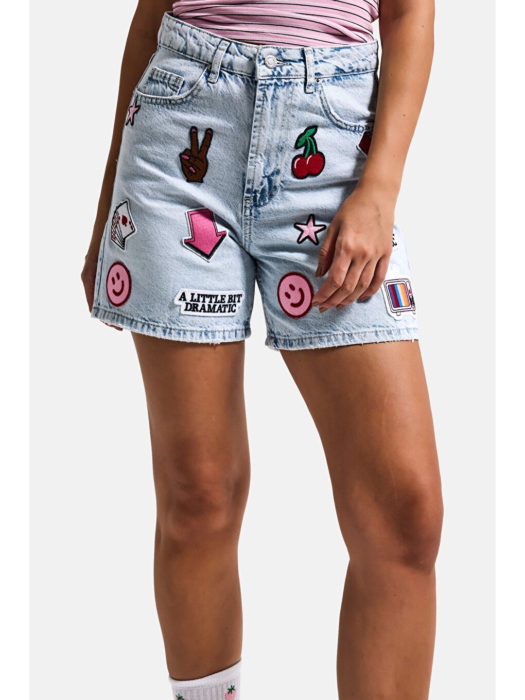Mavi Kadın Ice 4s6-3 Relax Mom Fit Emoji Nakış Detaylı Özel Tasarım Denim Şort-5