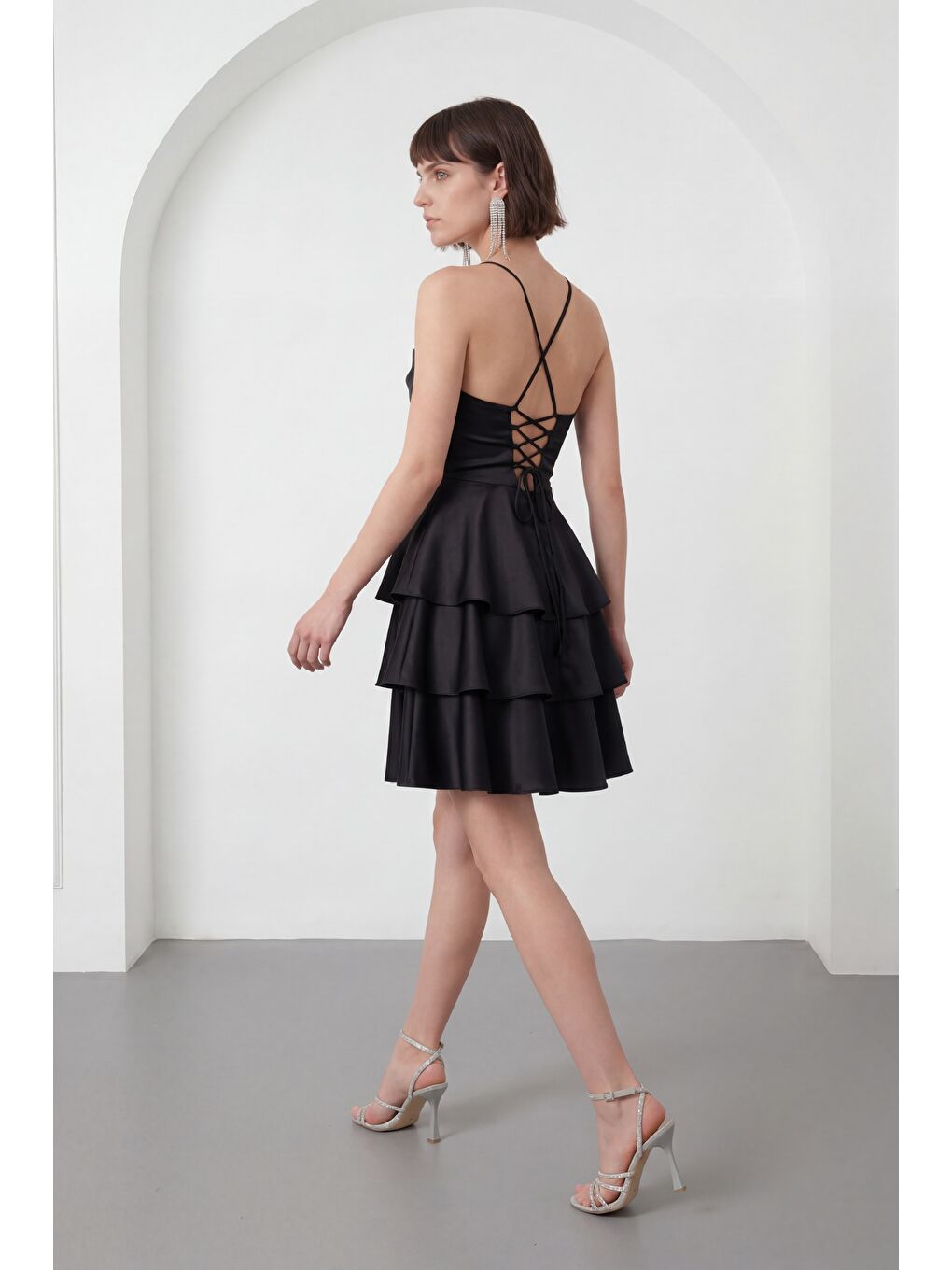 Kadın Siyah İnce Askılı Degaje Yaka Mini Saten Mezuniyet Abiye Elbise-5