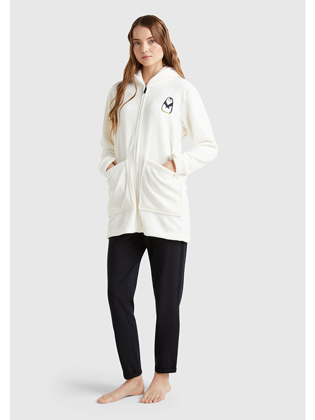 Kadın Beyaz Sol Göğsü Baskılı Yanları Cepli Fermuarlı Kapüşonlu Sabahlık-1