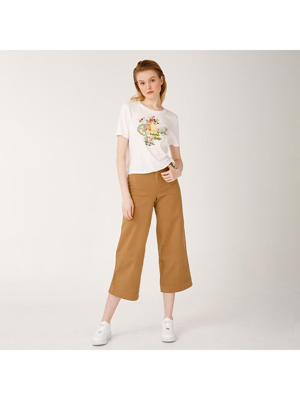 Beyaz Nature Pedaldaki Bahçe Kadın T-shirt-3