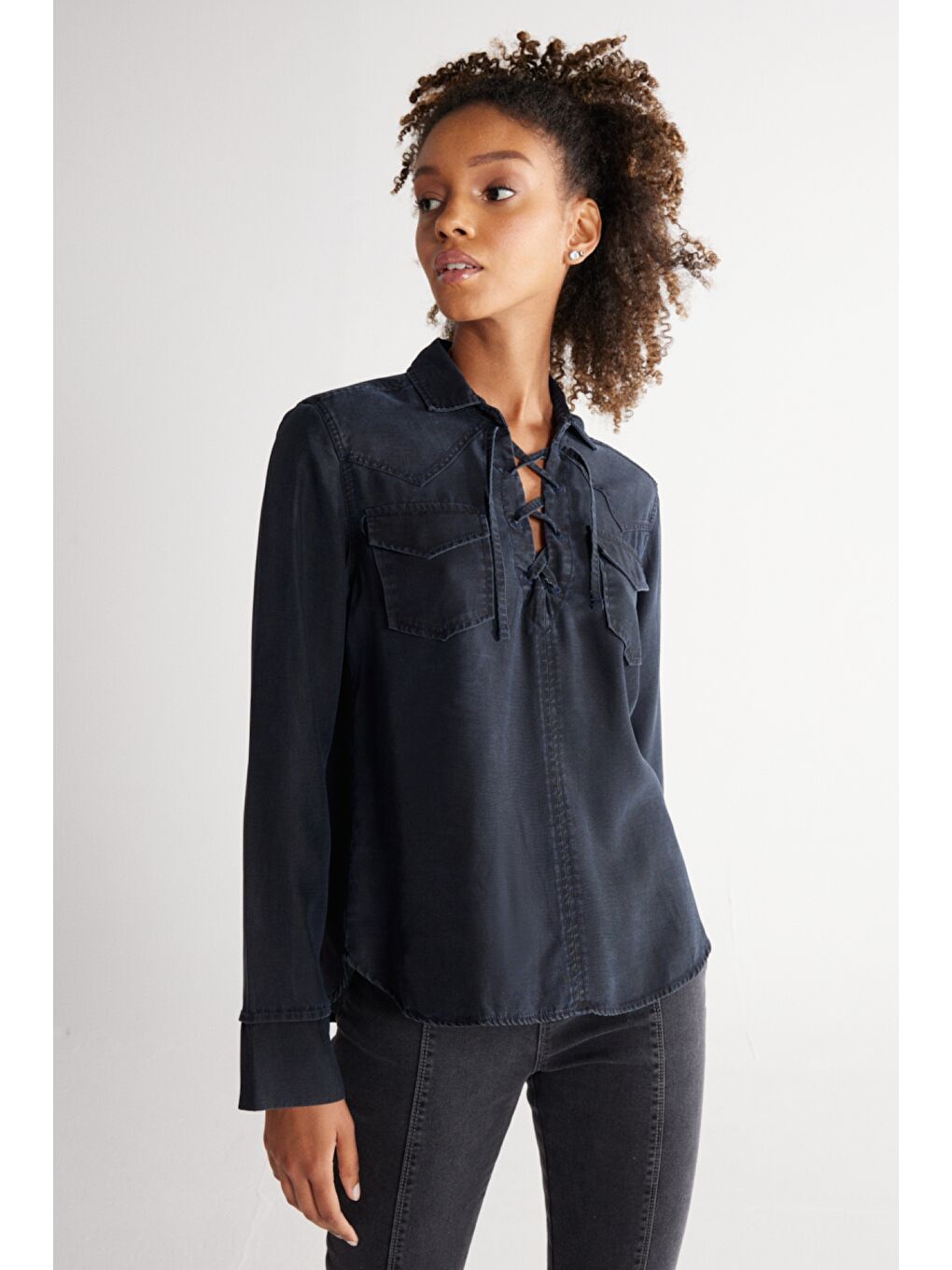 Regular Fit Normal Kesim Yakası Bağcıklı Siyah Jean Jean Gömlek