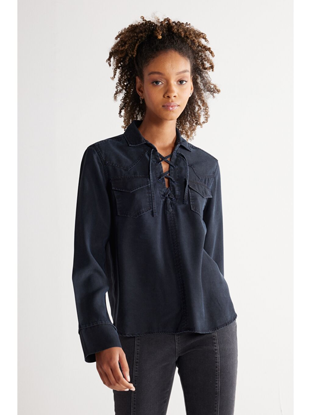 Regular Fit Normal Kesim Yakası Bağcıklı Siyah Jean Jean Gömlek-1