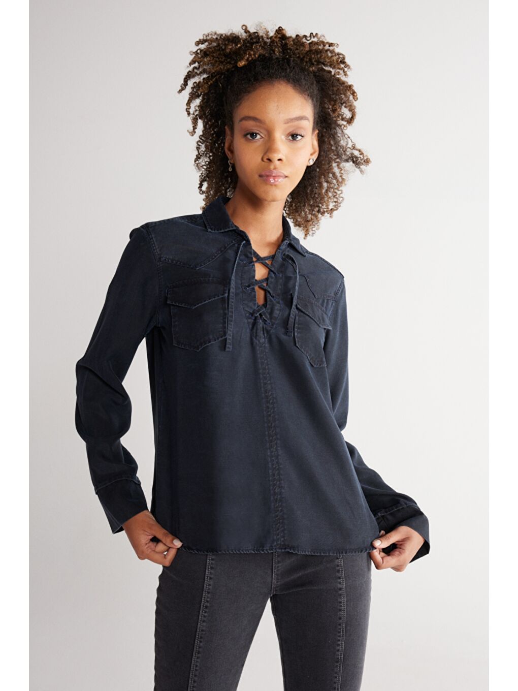 Regular Fit Normal Kesim Yakası Bağcıklı Siyah Jean Jean Gömlek-2