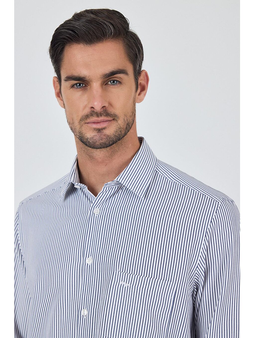 Beyaz Uzun Kol Çizgili Desen Bez Ayağı Sert Yaka Cepli Pamuklu Classic Comfort Fit Gömlek 1004250179-1