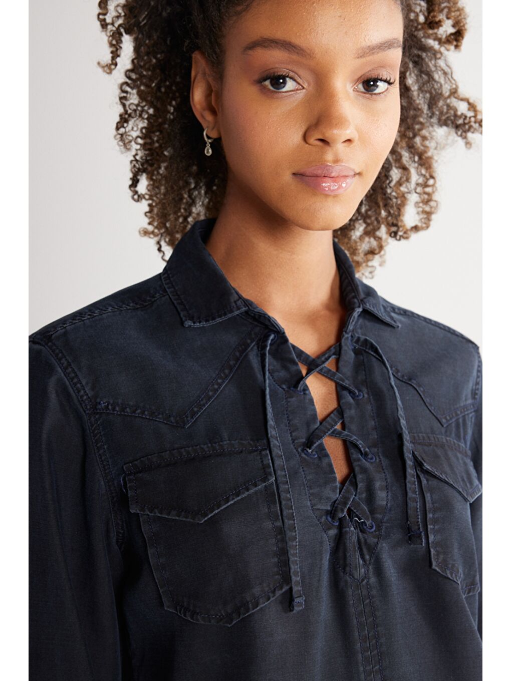 Regular Fit Normal Kesim Yakası Bağcıklı Siyah Jean Jean Gömlek-3