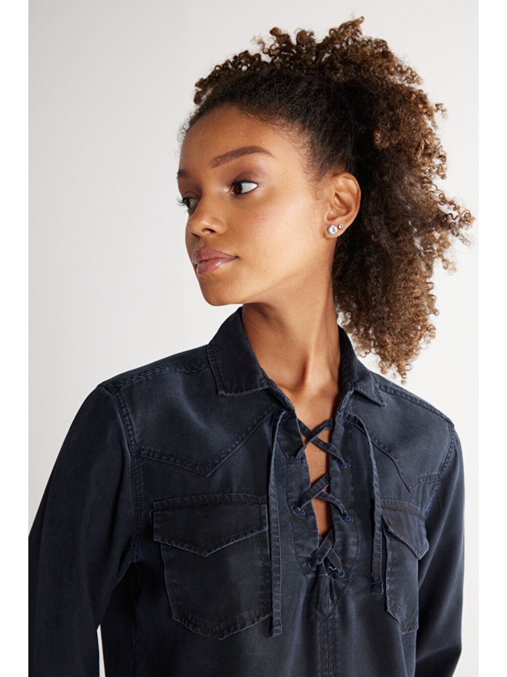 Regular Fit Normal Kesim Yakası Bağcıklı Siyah Jean Jean Gömlek-4