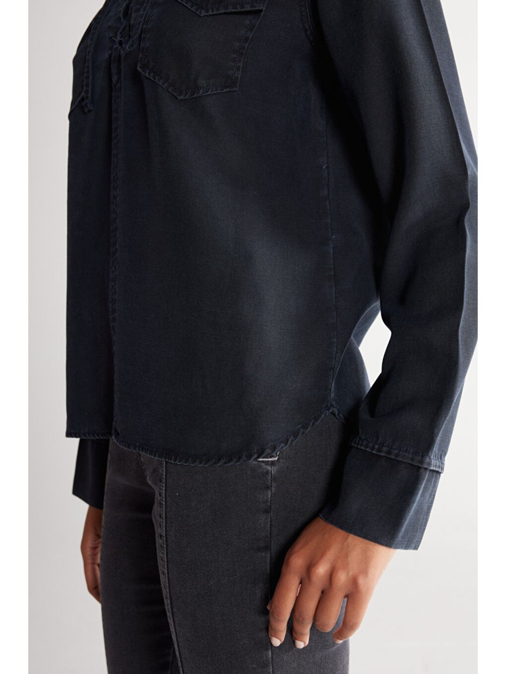 Regular Fit Normal Kesim Yakası Bağcıklı Siyah Jean Jean Gömlek-5