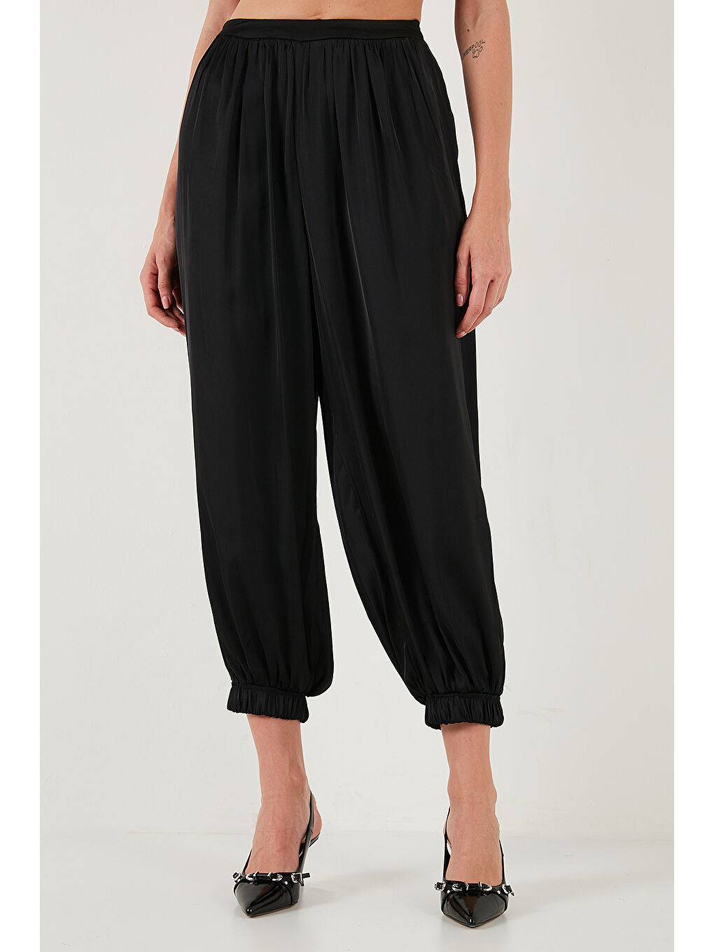 Siyah Comfort Fit Yüksek Bel Lastikli Paça Saten Pantolon 68351217-1